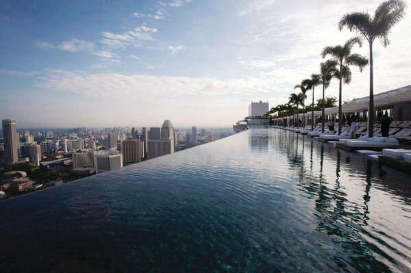 Vista della città dalla piscina sul tetto