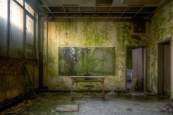 Classe dans une école abandonnée