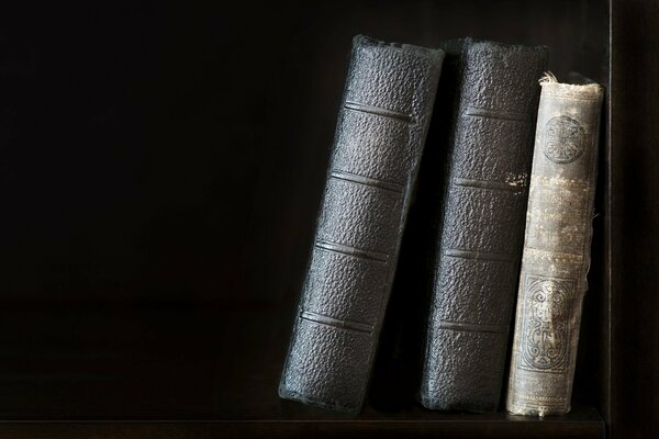 Viejos libros de colección sobre fondo negro