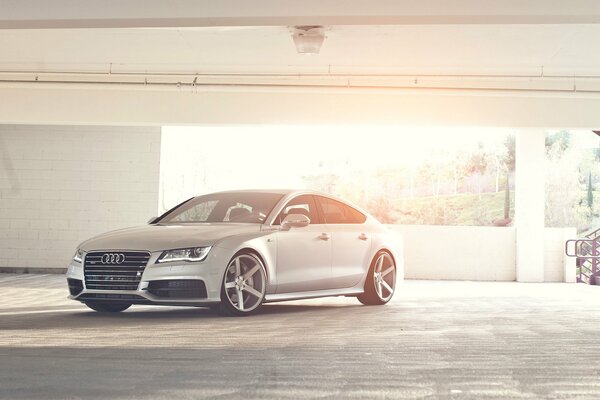 Audi a7 in silberner Farbe