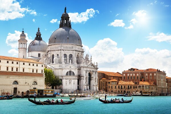 Die Architektur der italienischen Kathedrale vor dem Hintergrund der Gondeln