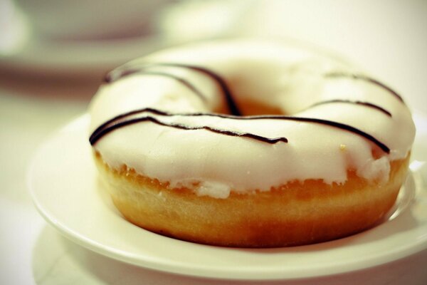 Donut en un plato con glaseado blanco