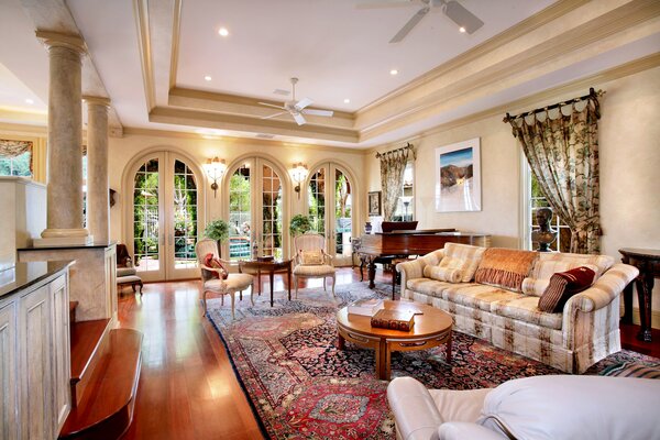 Interior de la sala de estar en una mansión con muebles de lujo