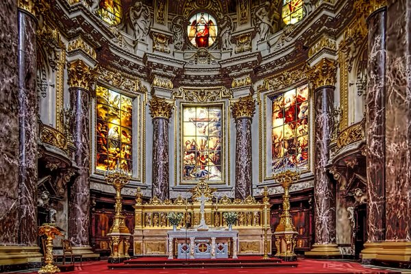 Altar en la catedral. Viejas vidrieras