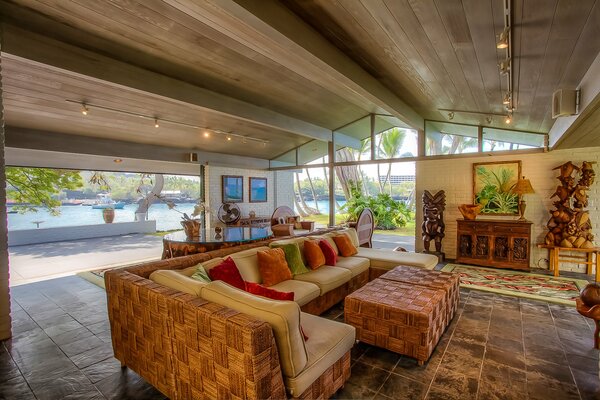 Hermosa habitación luminosa con vistas al océano Pacífico