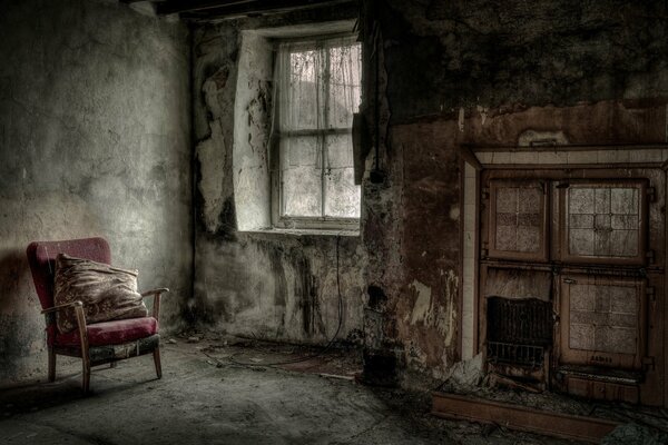 Interior de una habitación abandonada con un camino