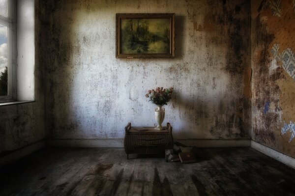 Un espace de vie vide. Image de visti, en dessous, une table avec un vase avec des fleurs