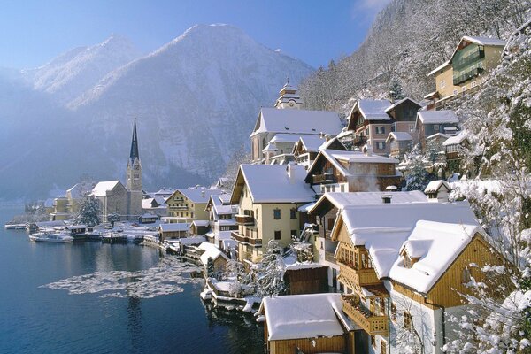 Winter in einer österreichischen Siedlung am Holstatsee