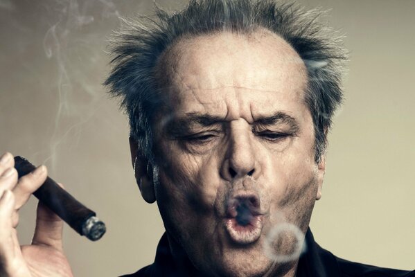 Jack Nicholson mit einer dampfenden Zigarre