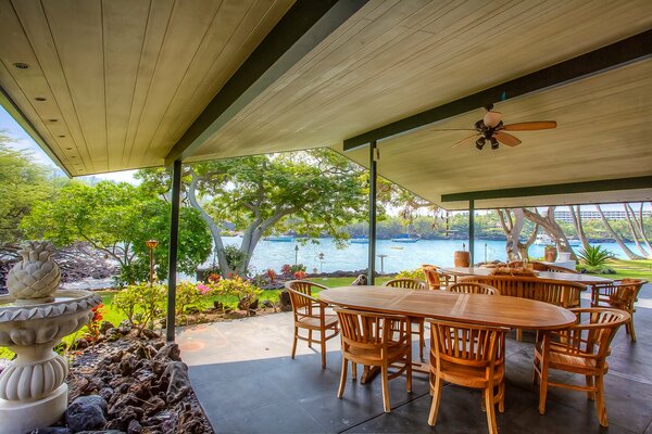 Veranda des Sommercafés auf dem Hintergrund des Ozeans