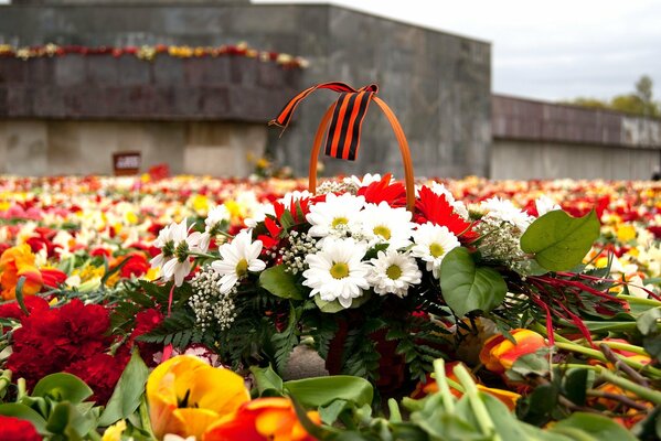 Laying flowers at the monument of the Unknown Soldier