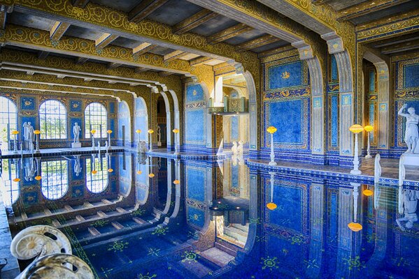 Piscina, en las paredes de mosaico azul