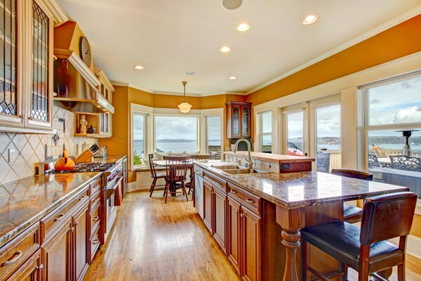 Intérieur de cuisine en bois avec comptoir en pierre