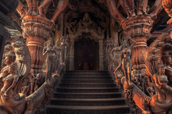 Arquitectura y entrada del antiguo templo