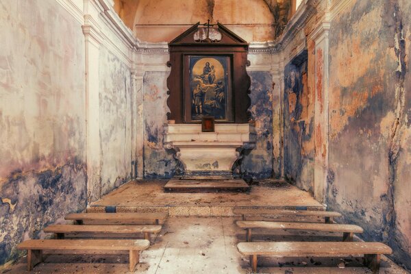 Iglesia vieja escamosa y altar