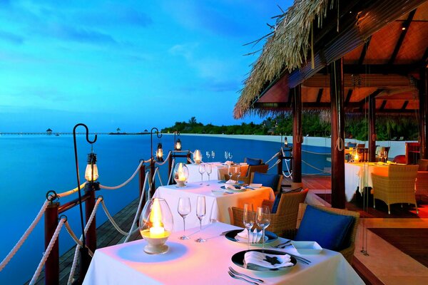 Coucher de soleil sur l océan dans un restaurant de luxe