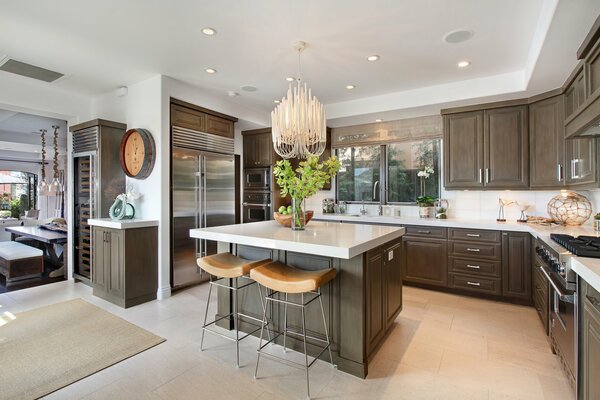 Interno della cucina di design con un bellissimo lampadario