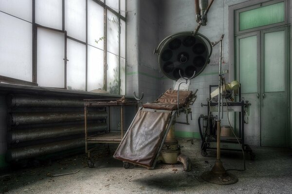 El sombrío interior de una habitación de hospital abandonada