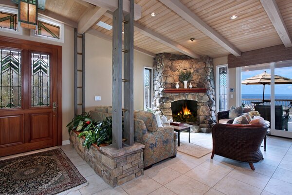 Salón interior con chimenea y ventanales