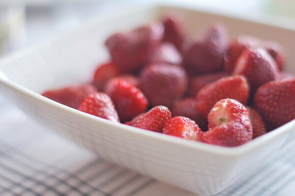 Assiette de délicieuses fraises mûres. été, soleil