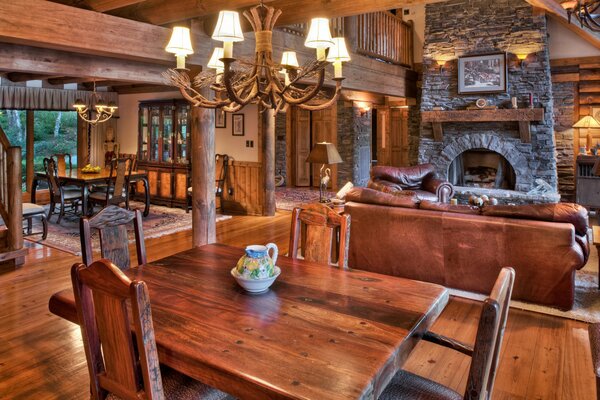 Interior de la chimenea en una casa de madera