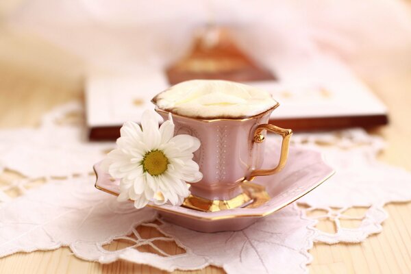 Morgendliches Frühstück mit einer Tasse Kaffee mit einem Blumenstrauß und einem Stillleben