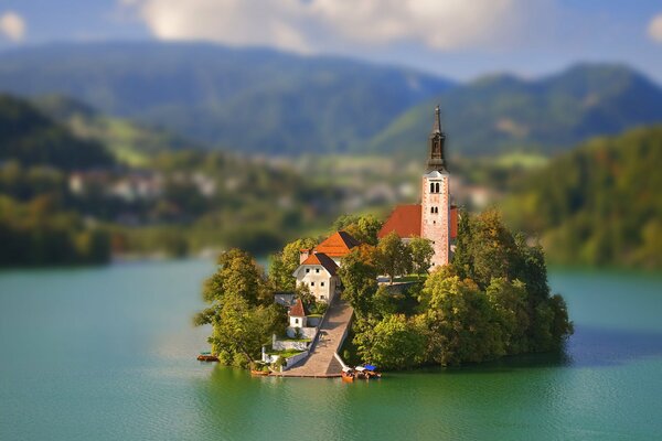 Maison avec tour sur l île dans le lac