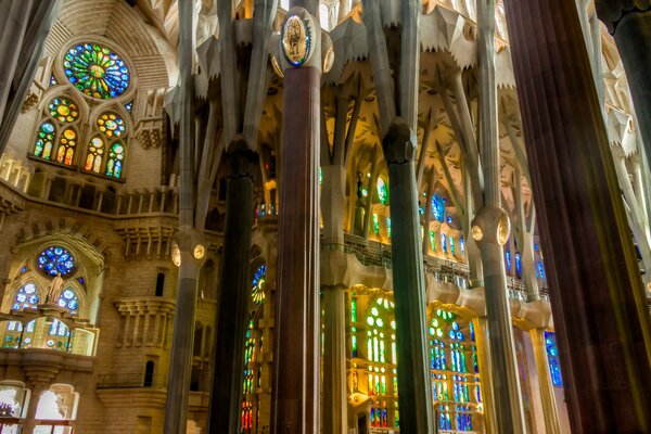 Columnas góticas y brillantes vidrieras en la Sagrada Familia de Barcelona en España