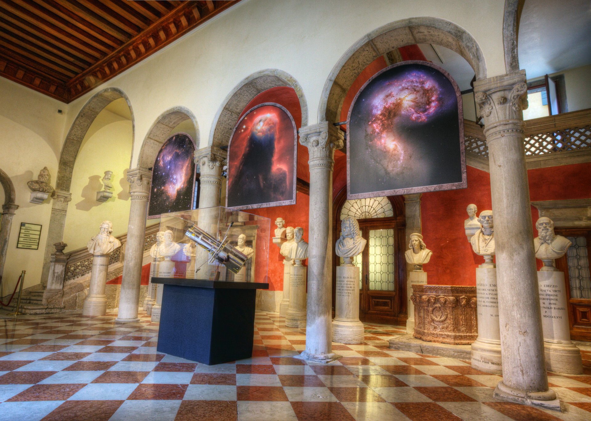 museum hubble gemälde säulen boden treppe