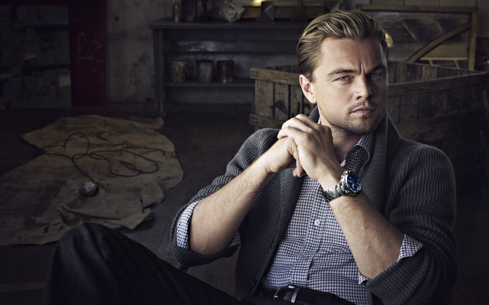 acteur leonardo dicaprio montre homme chandail