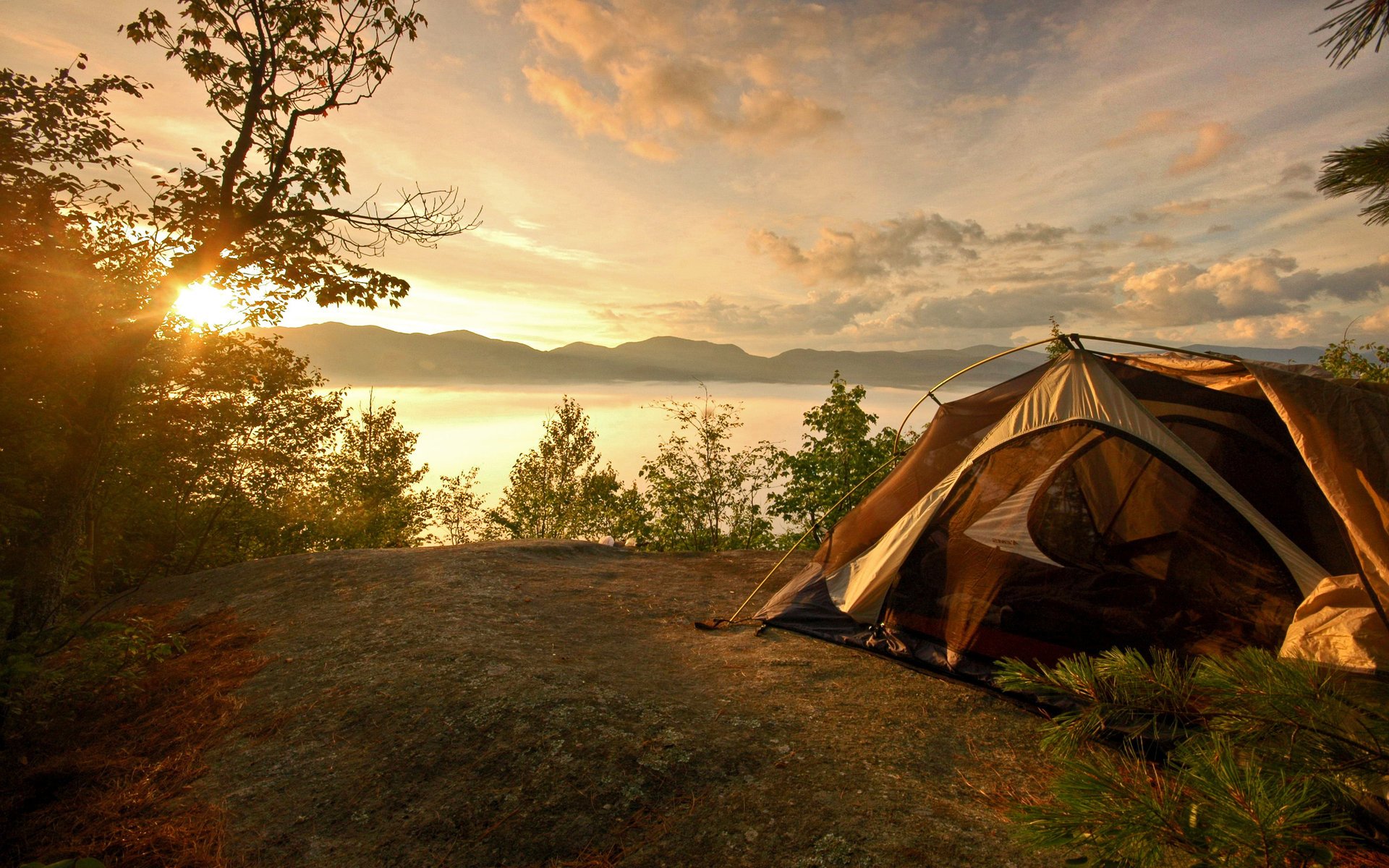 namiot camping natura rzeka drzewa las odpoczynek niebo zachód słońca wieczór nad rzeką