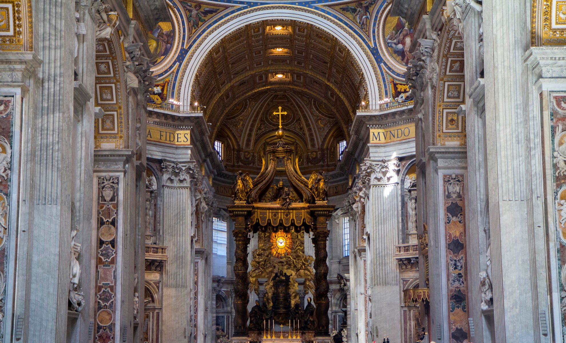 vaticano san pietro altare navata religione