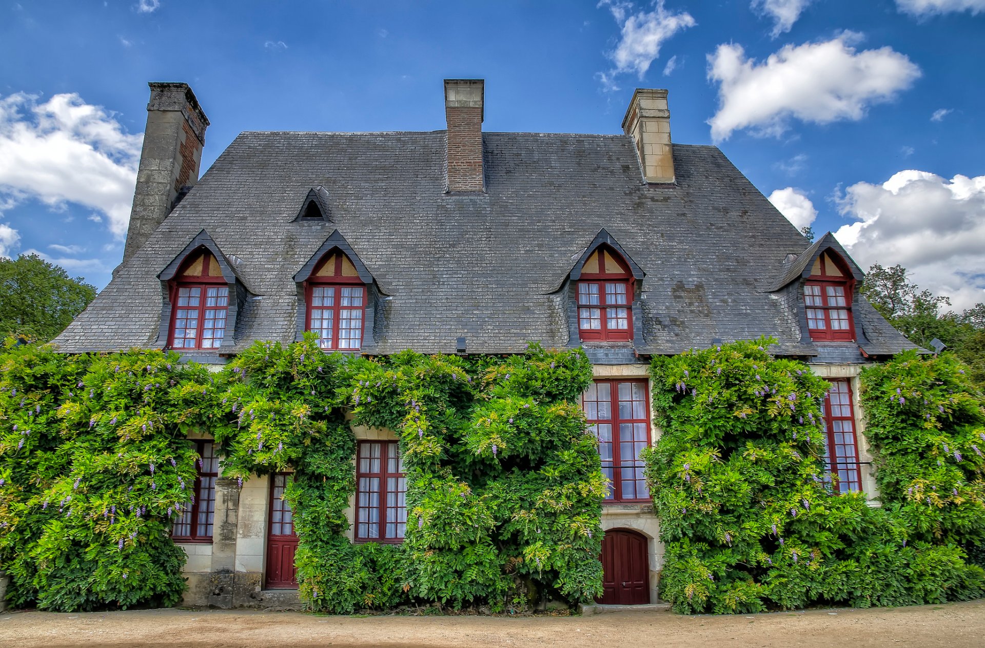 maison toit fenêtres ciel façade