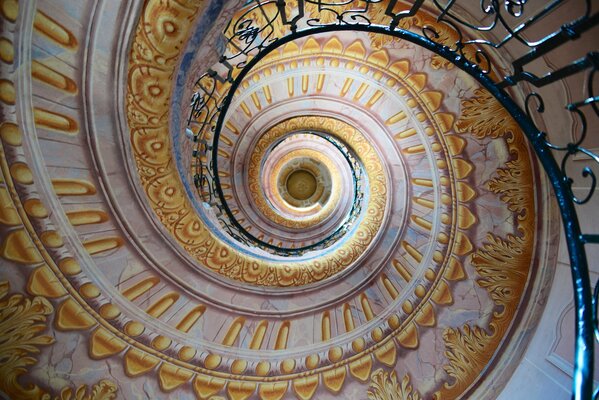 Escalier en spirale et gracieux vers le ciel