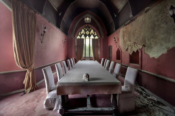 Mesa de salón en el interior del cráneo