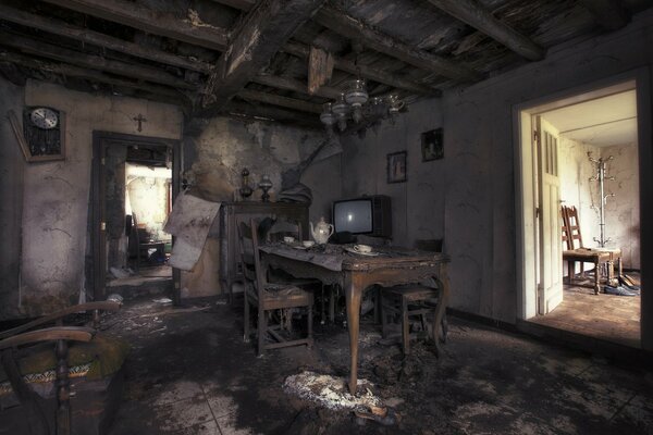 Chambre mal à l aise avec une vieille télévision