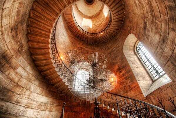 Torre con scala con lampadario a spirale