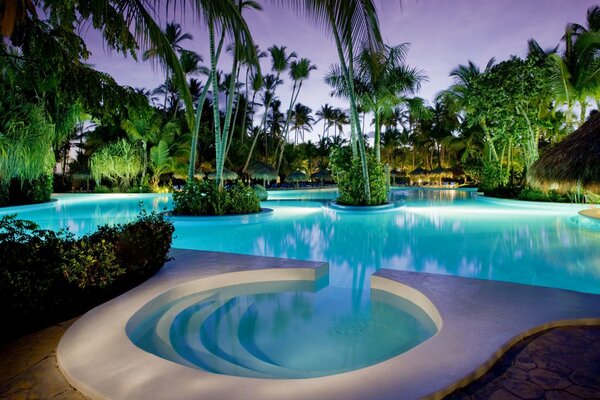 Piscine magnifique dans un hôtel tropical