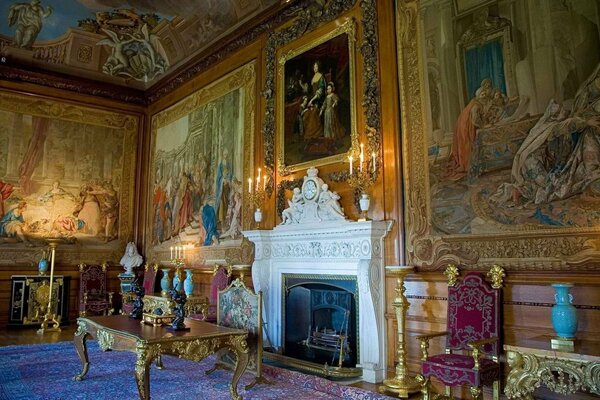 Interior del Museo con jarrones y pinturas