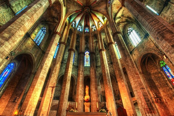 Iglesia vista de abajo hacia arriba