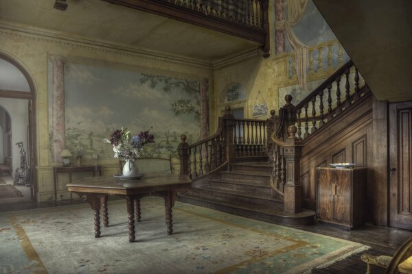 Chambre dans le manoir avec des fleurs sur la table