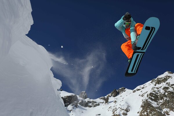 Atleta en salto de snowboard en invierno en las montañas