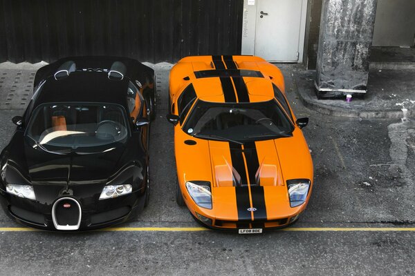 Supercars lumineux dans le parking