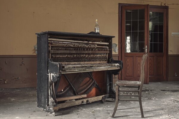 Altes Klavier in einem dunklen Raum