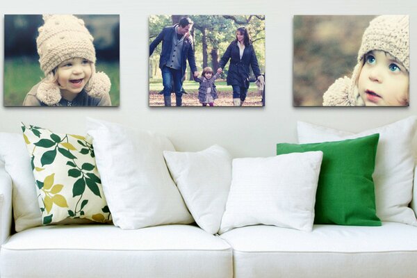 Foto der Familie an der Wand über dem Sofa