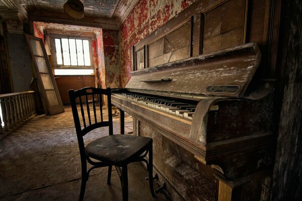 Vieux piano dans une maison abandonnée