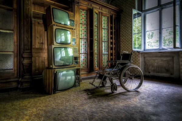 Rollstuhl im Zimmer mit Fernseher