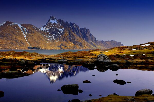 Die Natur des Berges spiegelt den blauen Himmel im Wasser wider