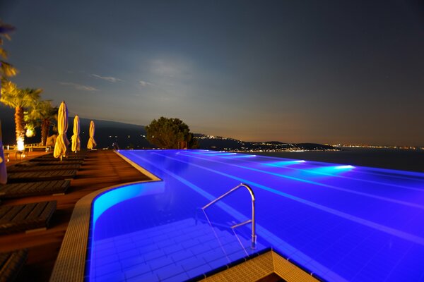 Piscina con iluminación. Paisaje nocturno