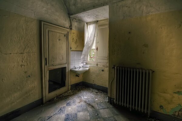 La vieja habitación de una casa abandonada